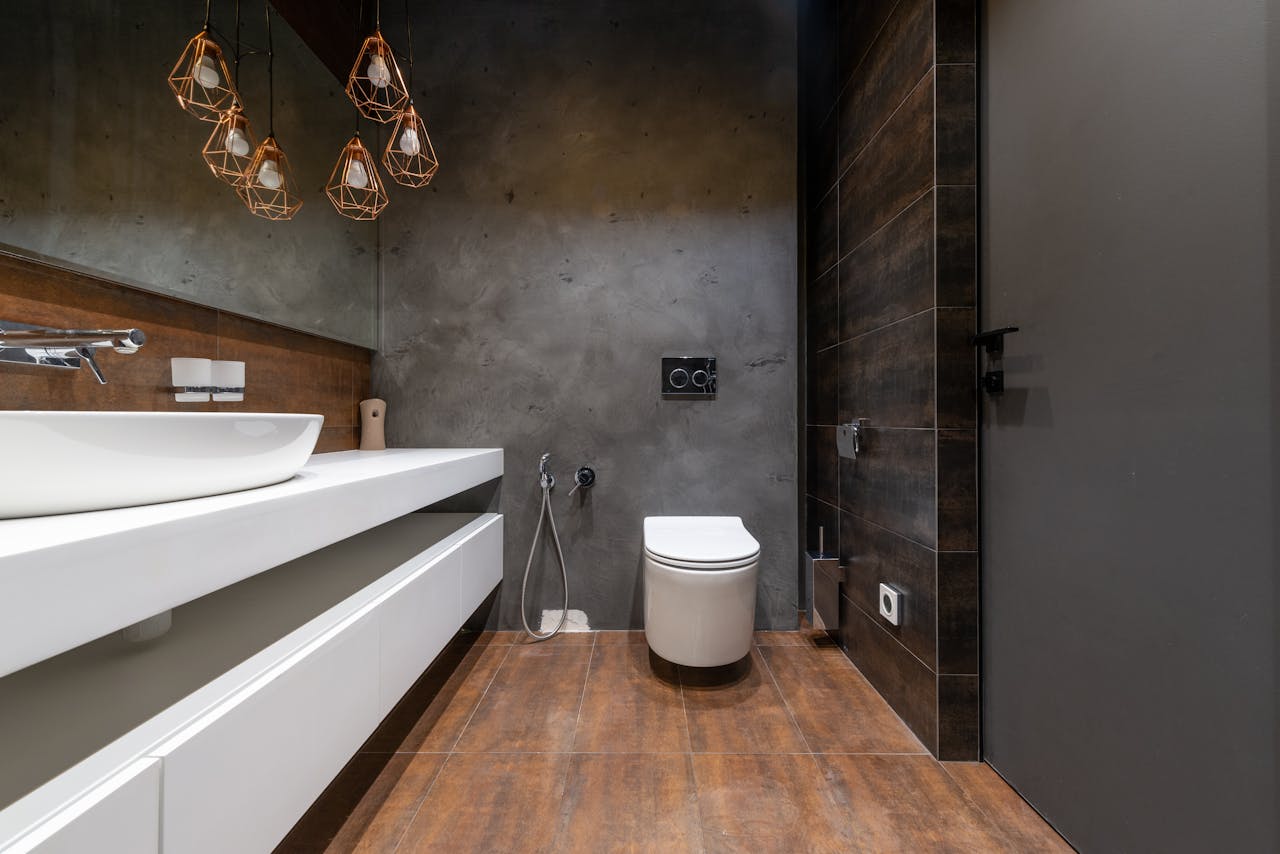 Salle de bain contemporaine avec plan vasque suspendu et douche à l'italienne