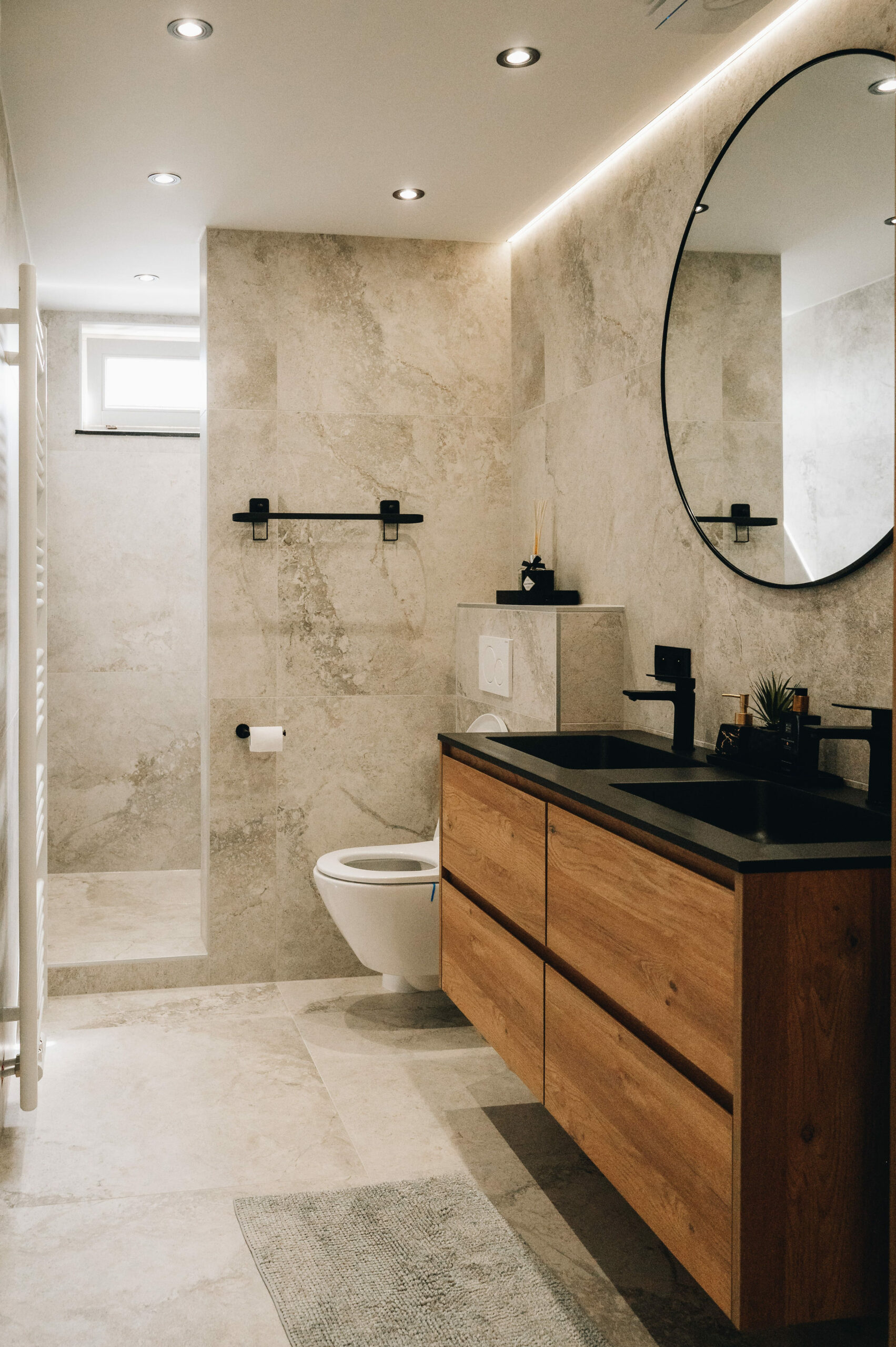 Salle de bain sur mesure : double vasque, meuble bois et douche à l’italienne dans la Loire