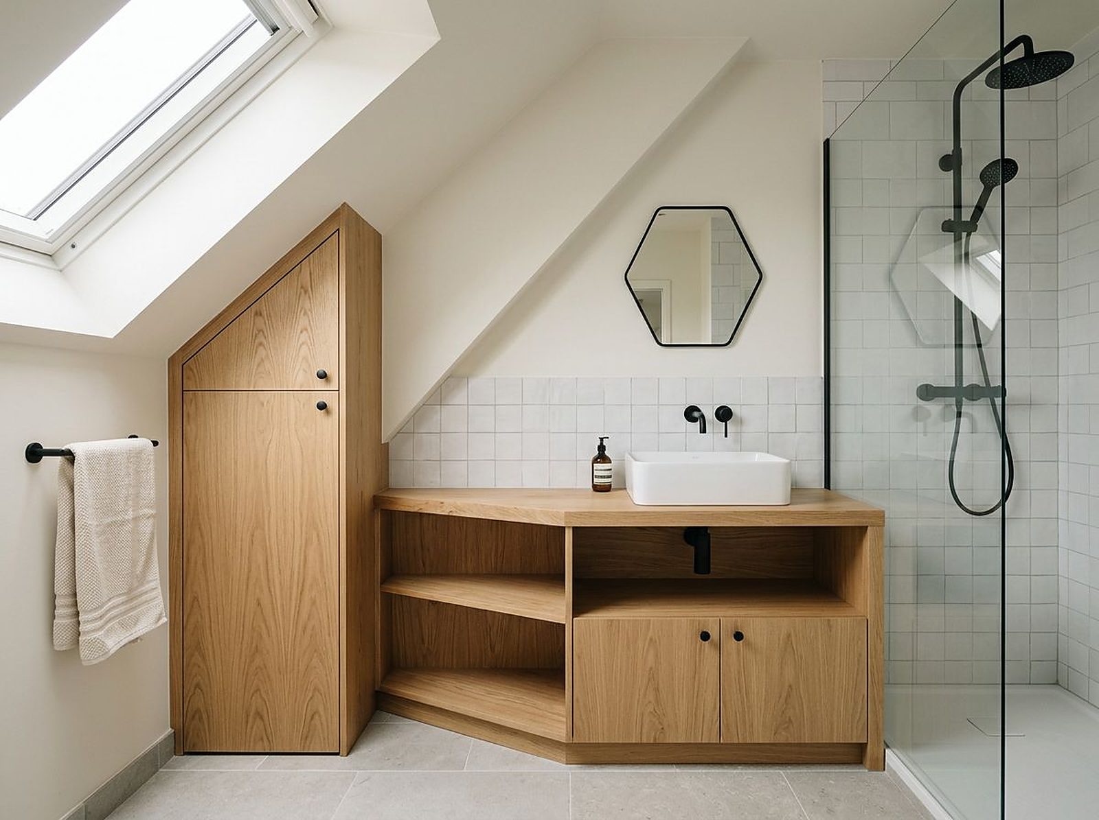 Meuble de salle de bain sur mesure en chêne ajusté sous une pente de toit