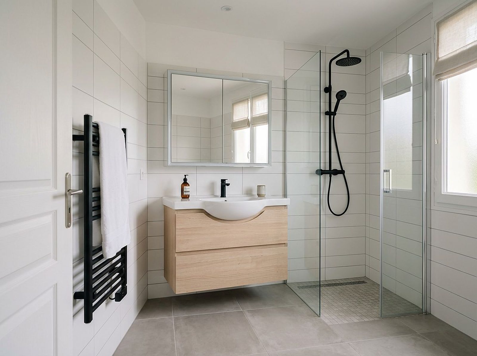 Salle de bain rénovée : douche de plain-pied, meuble vasque en chêne et carrelage neufs